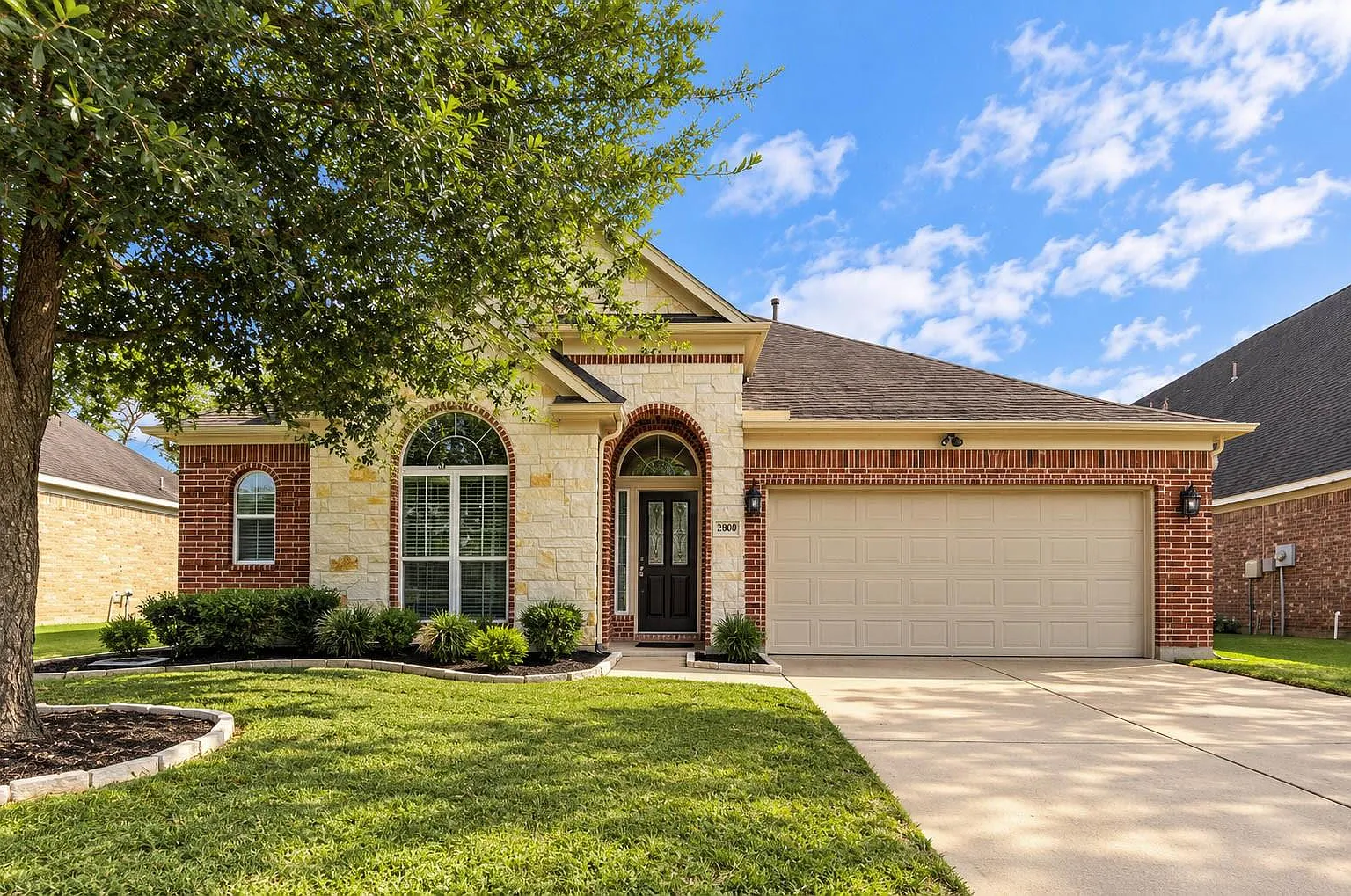 3 bed, 2.0 bath, 1939 sqft, $2,200 — Photo 1