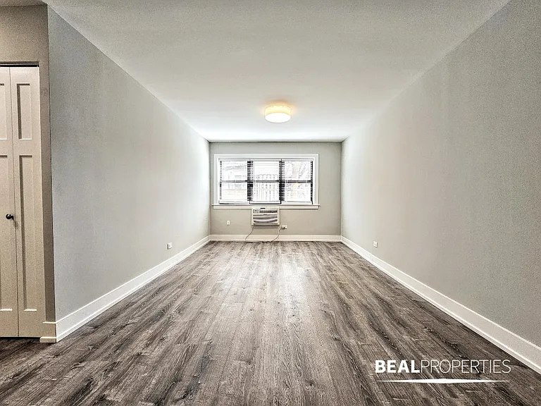 445 W Barry — Photo 65