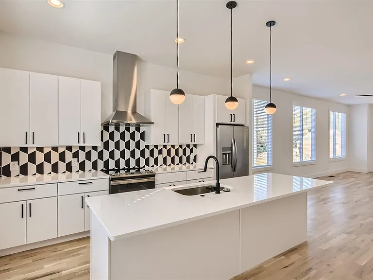 401 Serenity Ln — Photo 2