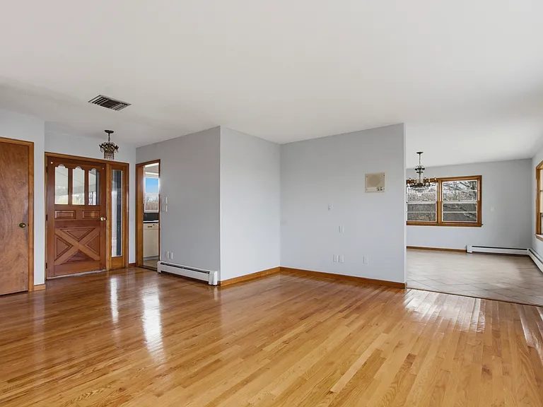 Entry highlighting open floorplan.