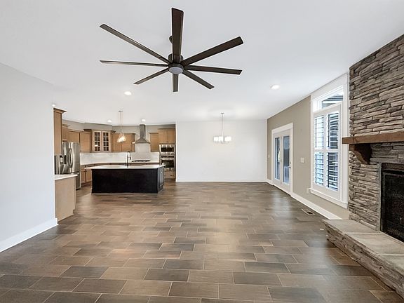 4th image of 3021 Oxford Dr