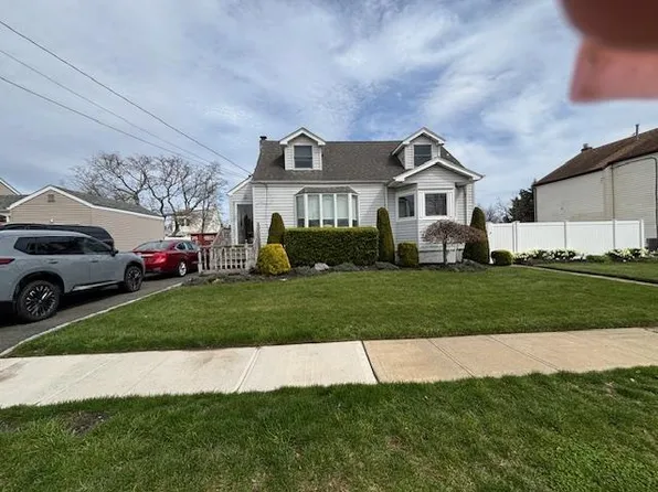 54 S Emerson Avenue, Amity Harbor, NY 11701