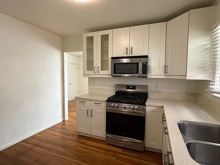1836 Howard Ave — Photo 6