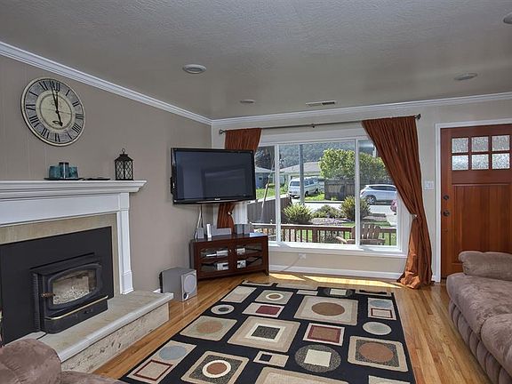 4th image of 823 Montezuma Dr
