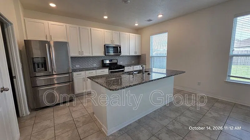 3 bed, 2.5 bath, 2396 sqft, $2,400 — Photo 3