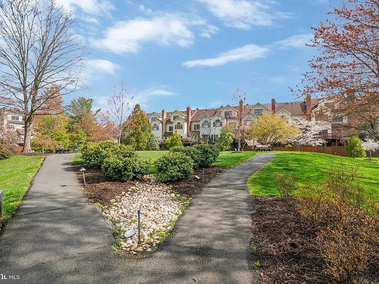 6366 Brampton Ct — Photo 35
