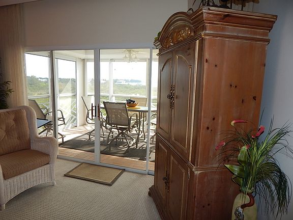 Sliding Glass Doors to Lanai