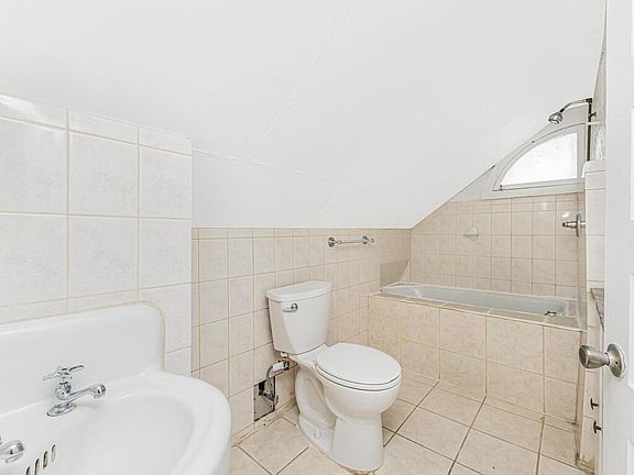 5th image of 32 Woodland Ave Floor 2