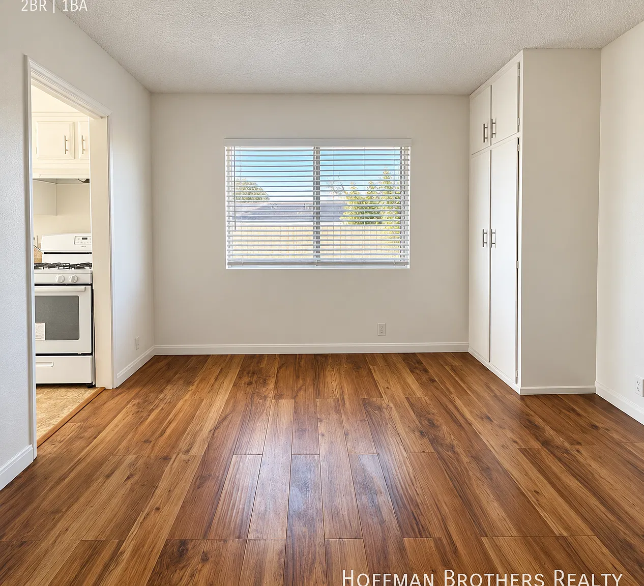 **1 Month Free**Fresh-Paint Studio With Wood-Look Floors, Full Appliances & No Application Fee — Photo 1