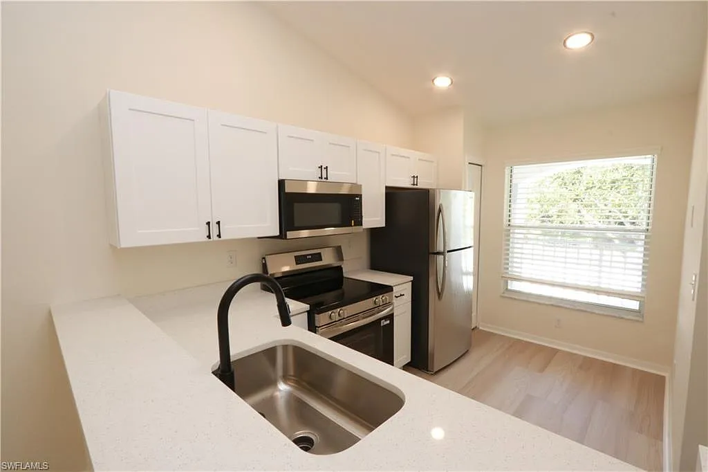 3 bed, 2.0 bath, 1276 sqft, $1,900 — Photo 3