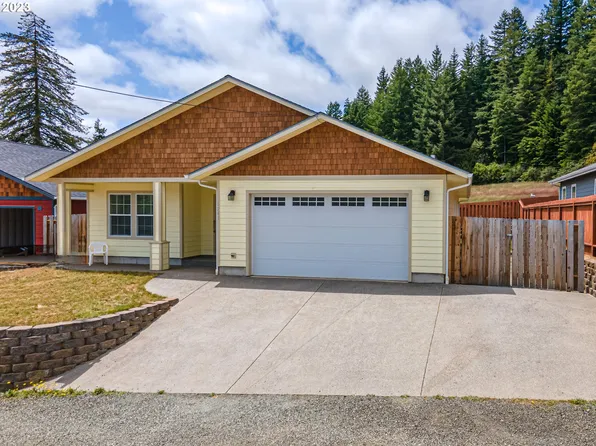 1745 N Grape Ct, Coquille, OR 97423