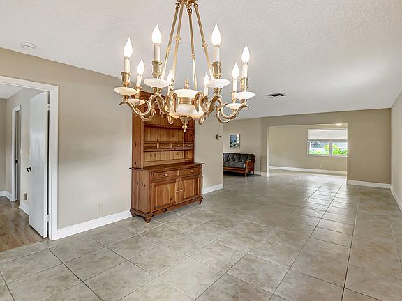 3rd image of 805 Meadowlark Lane