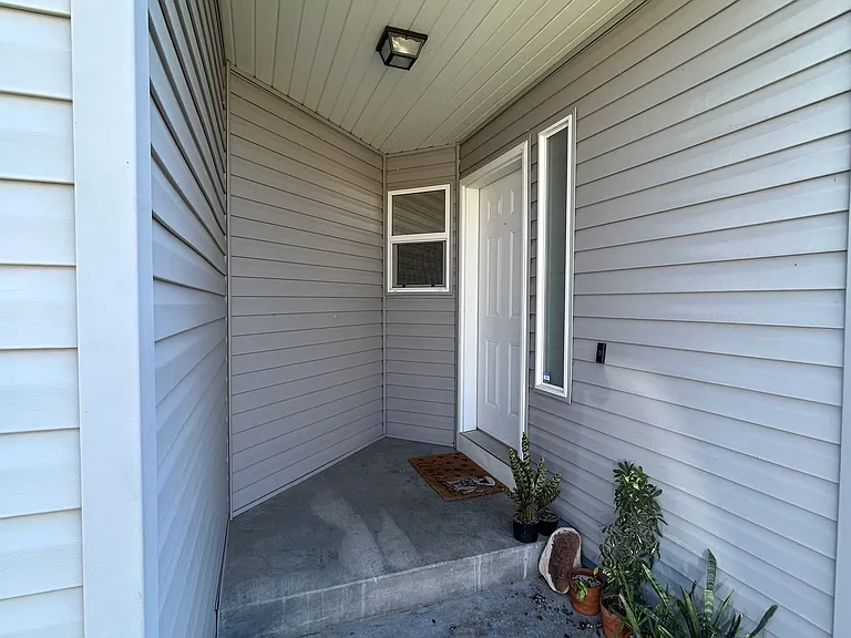 1246 NW Nina Ct — Photo 3