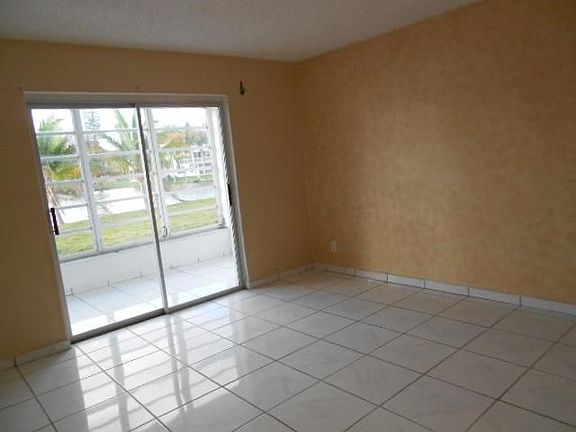 4th image of 19001 NE 14th Ave APT 103