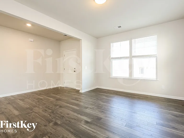 558 Hillpark Ln — Photo 5