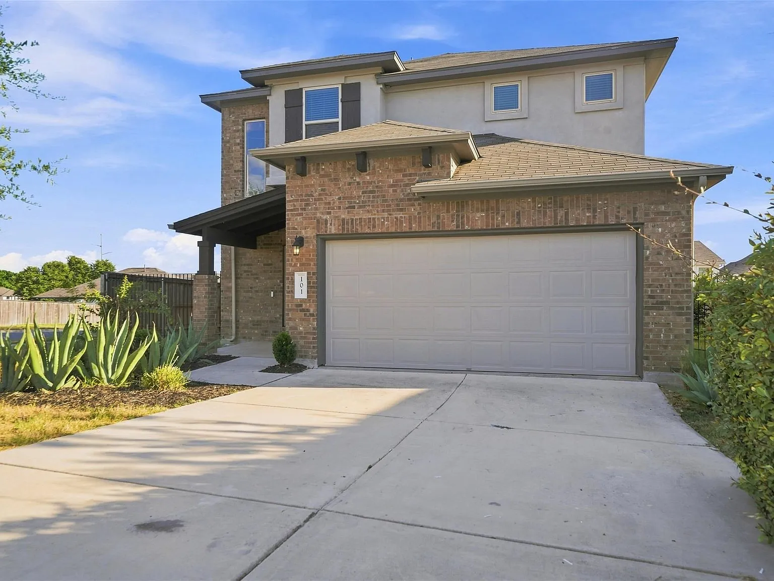 4 bed, 2.5 bath, 2129 sqft, $2,150 — Photo 2