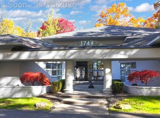 1744 Heron Ridge Dr, Bloomfield Hills, MI 48302