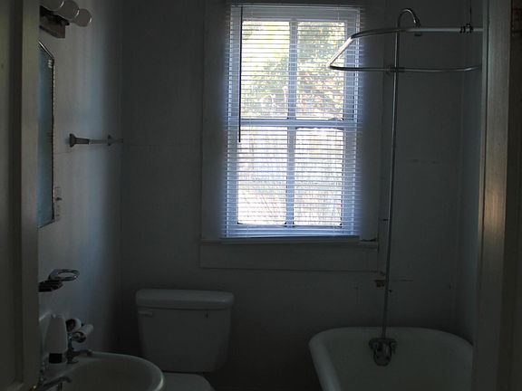5th image of 205 Bank Ave APT A
