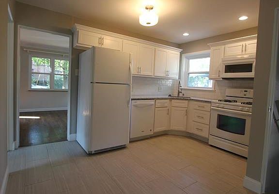 4th image of 9745 Hudson Ave