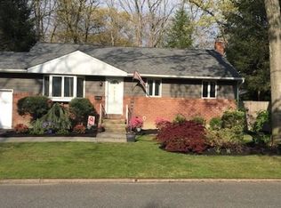 12 Meadow Haven Ln, East Northport, NY 11731