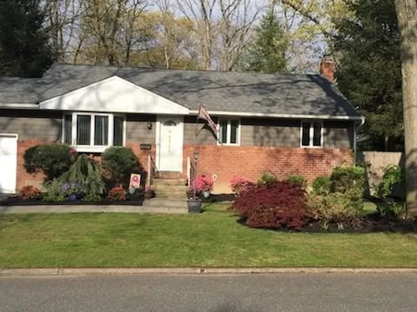 12 Meadow Haven Ln, East Northport, NY 11731