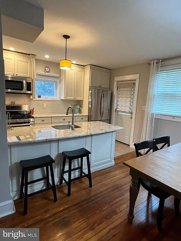 3 bed, 1.0 bath, 1116 sqft, $2,700 — Photo 4