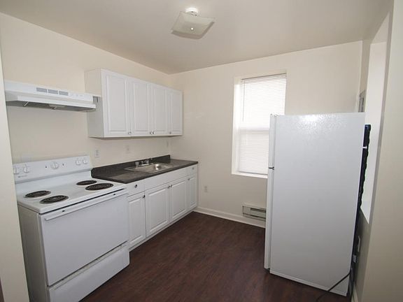 3rd image of 4750-52 N Broad St #4