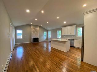 32 Roxbury St, Huntington Station, NY 11746