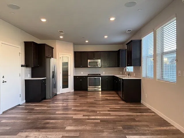 3 bed, 2079 sqft, $2,495 — Photo 4