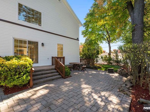 280 North Dr, River Edge, NJ 07661