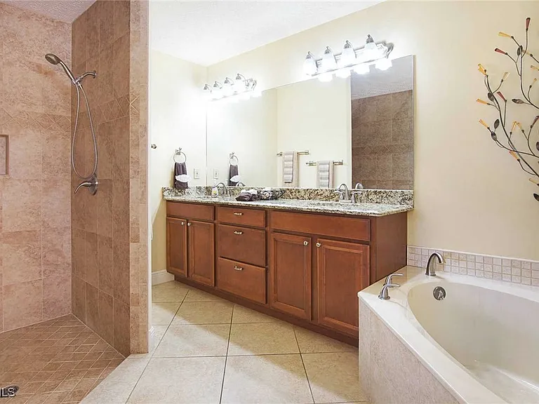 1403 SW 40th Ter — Photo 10