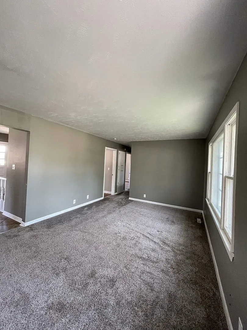 9218 Meredith Ave - 3 Bed/2 Bath Ranch in Northwest Omaha | Finished Basement, Detached Garage, F... — Photo 2