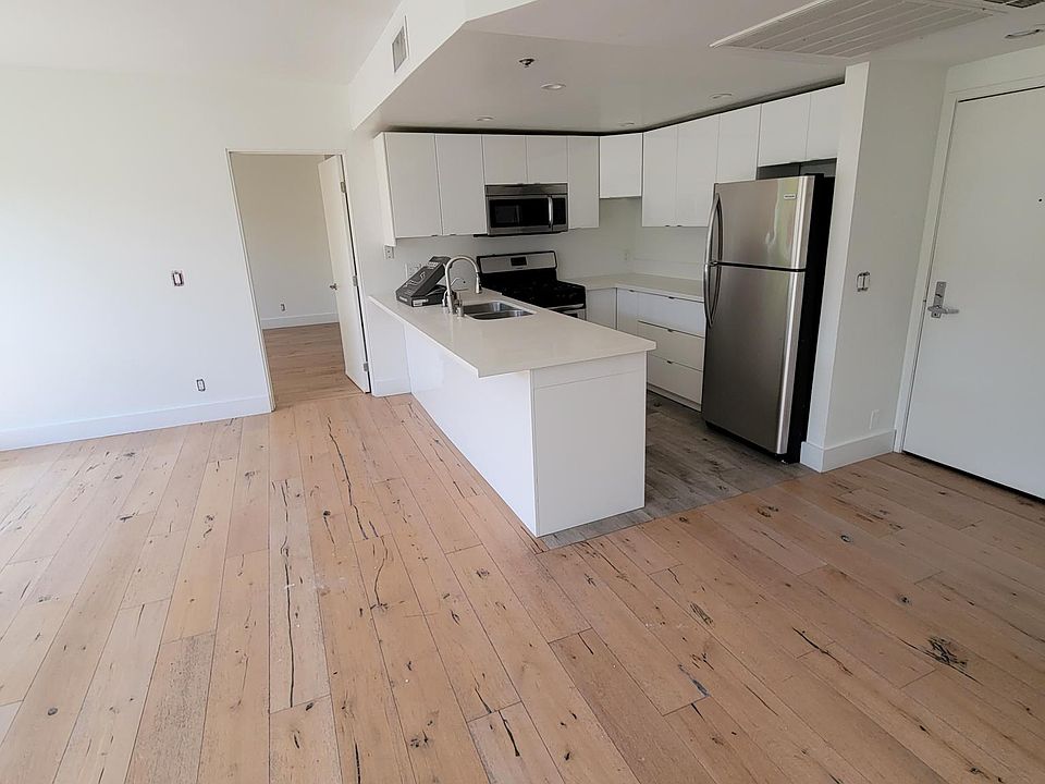 1st image of 939 Palm Ave #405A