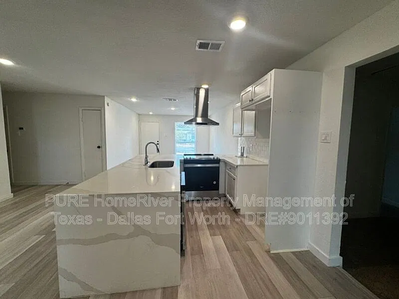 4 bed, 2.0 bath, 1708 sqft, $2,050 — Photo 3