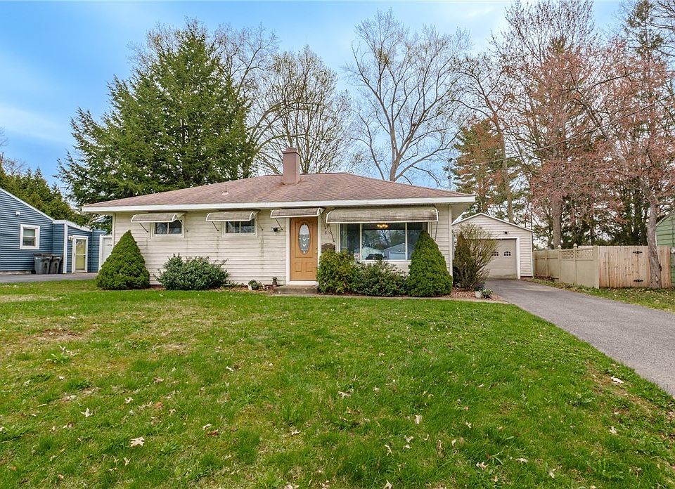 1st image of 810 Amherst Dr