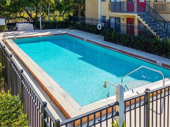 4th image of 2661 Riverside Dr #2