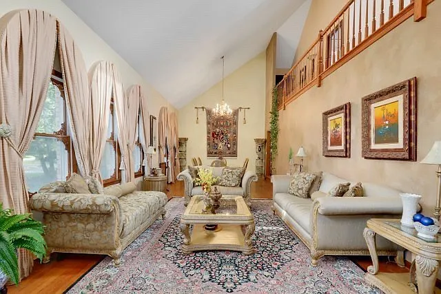 5 bed, 4.5 bath, 5000 sqft, $7,600 — Photo 2