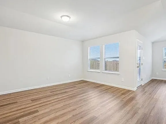 3 bed, 2.0 bath, 1477 sqft, $1,999 — Photo 4