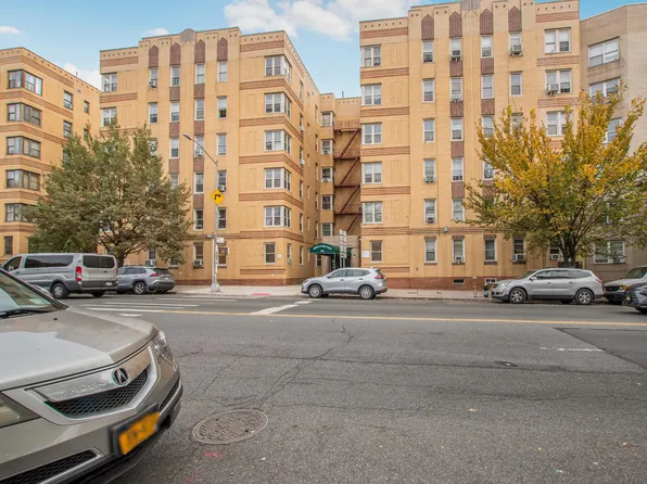 2166 Bronx Park East image 3 of 20