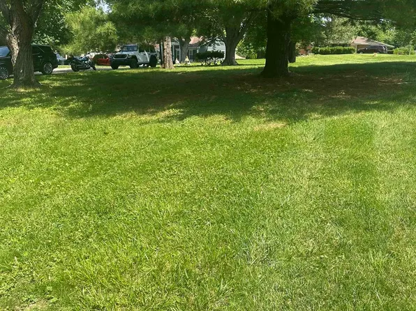 205 Burning Tree Dr, Pekin, IL 61554