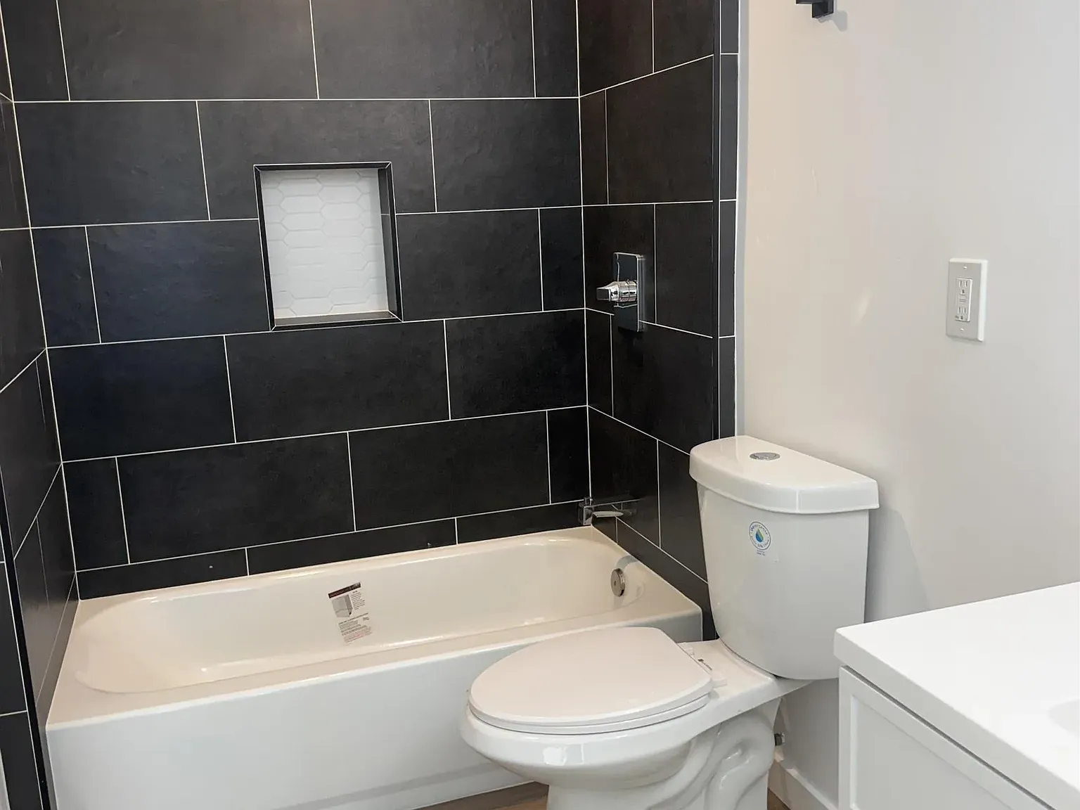 2 bed, 3.0 bath, 717 sqft, $3,500 — Photo 2