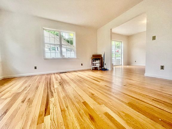 5th image of 221 Gordon Ave #2