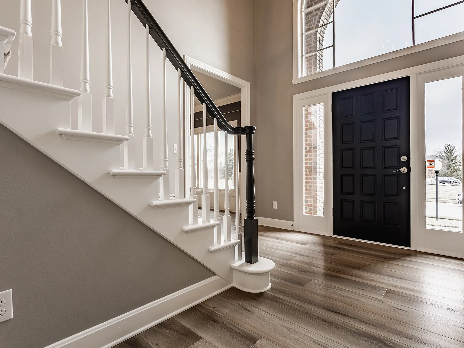 5 bed, 5.5 bath, 6060 sqft, $6,500 — Photo 3