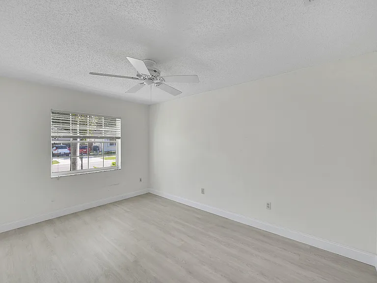 9581 Tavernier Dr — Photo 15
