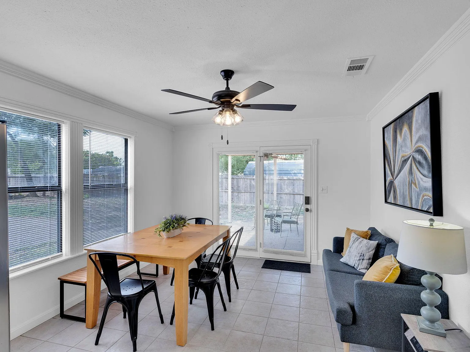 4 bed, 3.0 bath, 2350 sqft, $884 — Photo 4