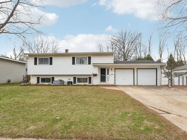 173 Dartmoor Dr, Crystal Lake, IL 60014