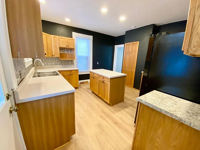415 Brown Ave — Photo 2