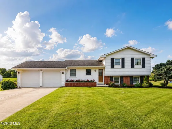 10721 W Crestview Dr, Fostoria, OH 44830