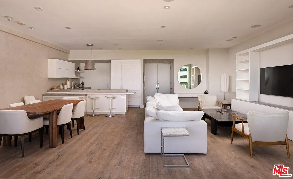 1 bed, 1.5 bath, 1301 sqft, $10,000 — Photo 4