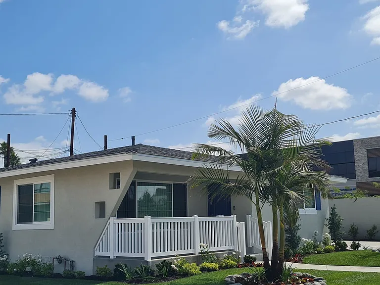 Newly Renovated 3 Bedroom Home in Orange — Photo 16